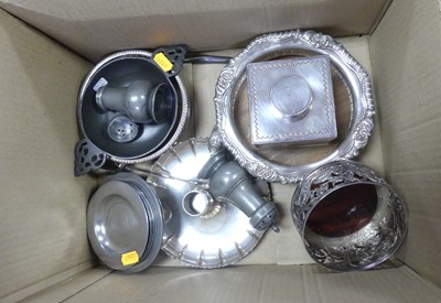 Lot 176 - A collection of metal ware to include an Old...