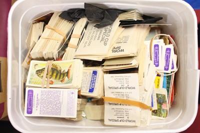 Lot 1518 - Box of various tea and collectors cards to...