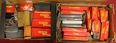 Lot 1524 - 2 trays of mixed Triang 00 Gauge model trains...