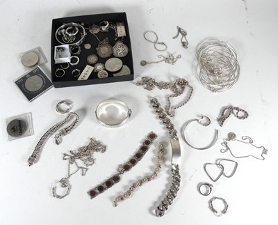Lot 218 - A collection of assorted silver and white...