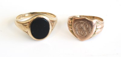 Lot 276 - A gent's 9ct gold black onyx set signet ring,...