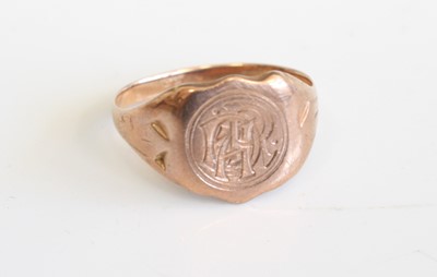 Lot 282 - A gent's 9ct gold signet ring, size R, 3.5g