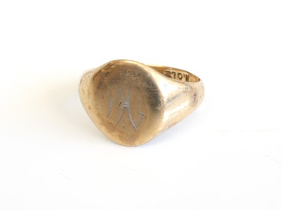 Lot 289 - A 9ct gold gent's signet ring, size P, 4.3g
