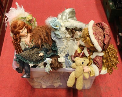 Lot 1571 - Box of mixed porcelain collectors dolls