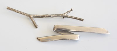 Lot 317 - A modern Quinn 925 silver abstract brooch,...