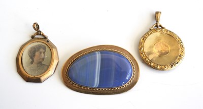 Lot 320 - A banded agate and 9ct gold mounted oval...