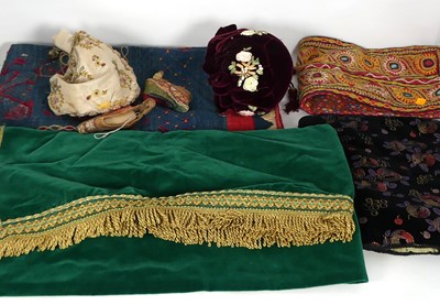 Lot 487 - A collection of textiles, to include a green...