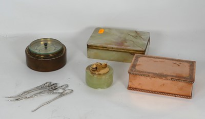 Lot 489 - A mid-20th century onyx table cigarette box, w....