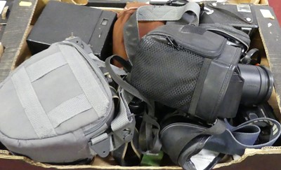 Lot 521 - A collection of cameras, to include Konica,...