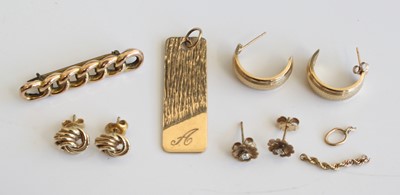 Lot 341 - A bag of assorted 9ct gold to include a modern...