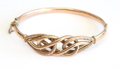 Lot 346 - An Edwardian 9ct gold hinge bangle with Celtic...