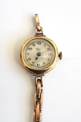Lot 353 - A Meda vintage lady's 9ct gold case manual...