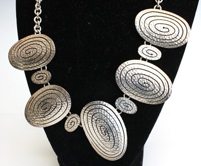 Lot 366 - A Tanguis Jackson contemporary silver necklace,...