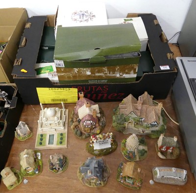Lot 545 - A collection of Lilliput Lane model cottages,...