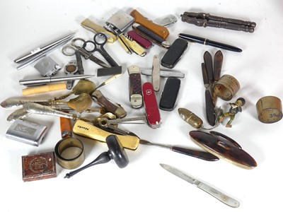 Lot 400 - A collection of pen and fruit knives, to...