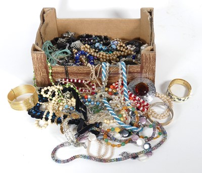 Lot 414 - A collection of costume jewellery to include...