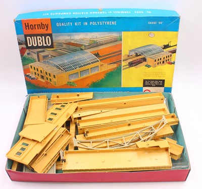 Lot 310 - Hornby Dublo 5083 Terminal or Through station...