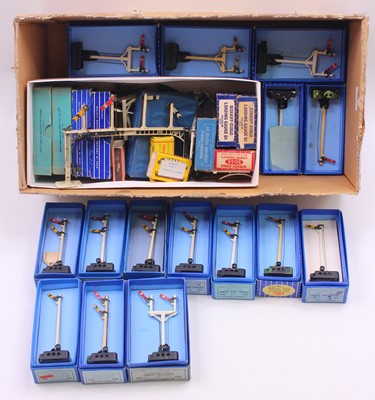 Lot 370 - Twenty Hornby-Dublo electric semaphore signals,...