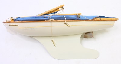 Lot 66 - Star Productions Mark 3 pond yacht ‘Endeavour...
