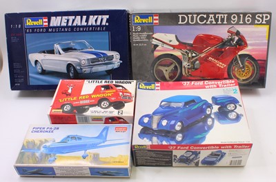Lot 724 - A collection of mixed scale plastic motorcycle...