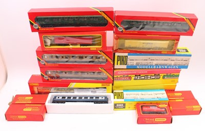 Lot 495 - One deep tray containing various Triang and...