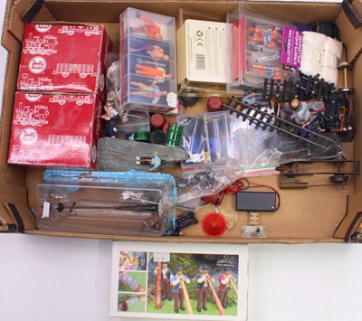 Lot 26 - One tray of G gauge figures, accessories and...