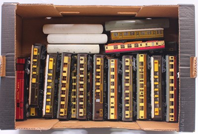 Lot 357 - One tray of Hornby Dublo and Triang coaches to...