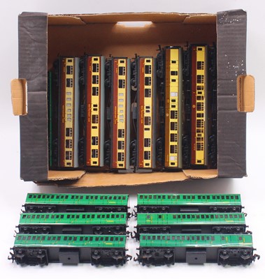 Lot 365 - One tray containing Hornby Dublo Western...