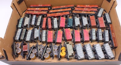 Lot 364 - One tray containing 45+ Hornby Dublo wagons,...