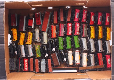 Lot 371 - One tray containing approx 50 Hornby Dublo...