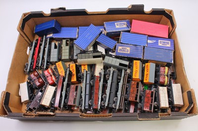 Lot 346 - One tray containing Hornby Dublo boxed and...