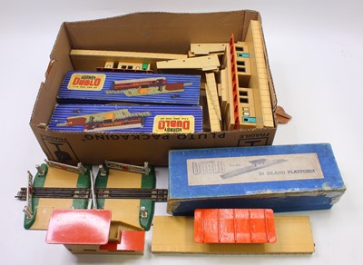 Lot 330 - One tray of Hornby Dublo accessories to...