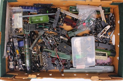 Lot 340 - One tray containing mainly Hornby Dublo loco...
