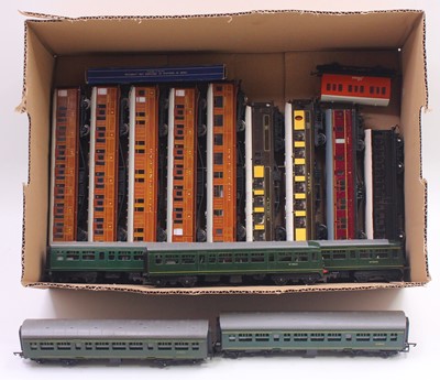 Lot 463 - One tray containing 00 gauge coaches, all...