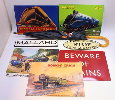 Lot 59 - One tray of mixed railwayana to include a...