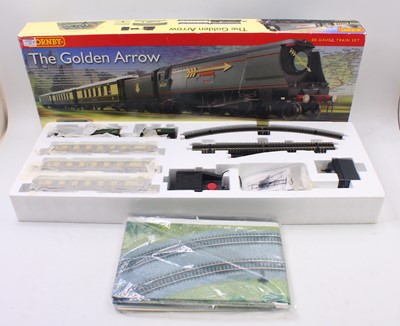 Lot 435 - Hornby 00 gauge Golden Arrow set comprising a...