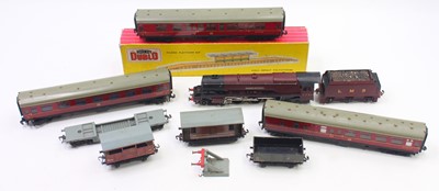Lot 323 - A small lot of Hornby Dublo to include an EDL2...