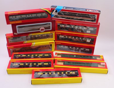 Lot 466 - One tray containing 00 gauge coaches, to...