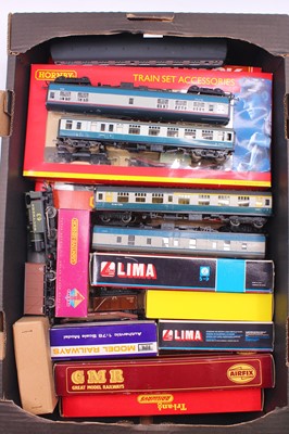 Lot 478 - One tray of 00 gauge wagons and coaches, to...