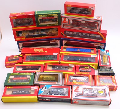 Lot 467 - One tray containing 00 gauge coaches and...
