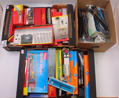 Lot 561 - Three trays containing mainly HO gauge rolling...