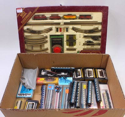 Lot 573 - A mixed lot of N gauge to include a...