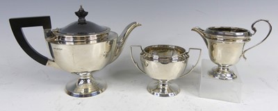 Lot 122 - An early Art Deco silver three-piece...