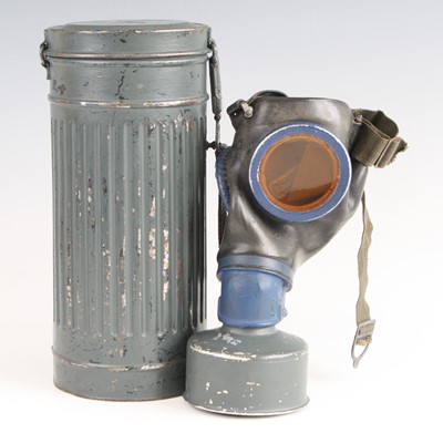 Lot 3088 - A German Third Reich GM 30 Service Respirator,...