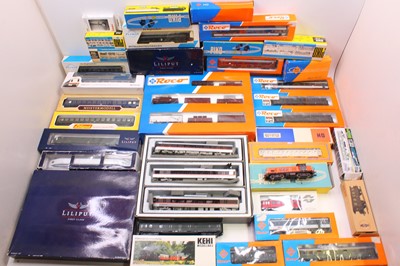 Lot 565 - One large box containing HO gauge wagons and...