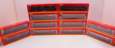 Lot 484 - One tray containing 12 Hornby modern release...