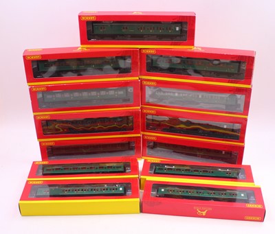 Lot 487 - One tray containing 13 Hornby Southern Region...