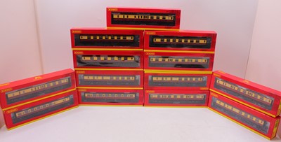 Lot 486 - One tray containing 13 Hornby 00 gauge modern...