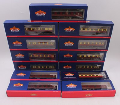Lot 485 - One tray containing 13 Bachmann modern release...