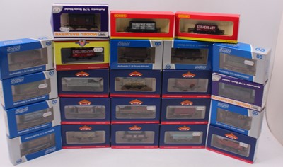 Lot 480 - One tray containing twenty-two 00 gauge wagons...